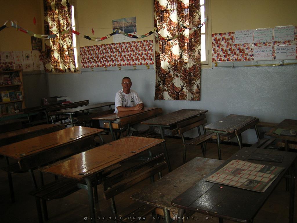 079-ORAN-Juin06-ecole Lamoriciere(Richard a retrouve son bureau..jpg - Unicode